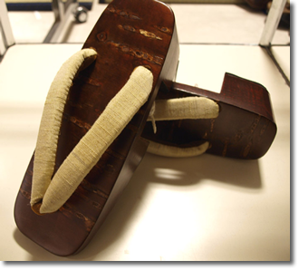 桜皮張下駄（舟形・小町）